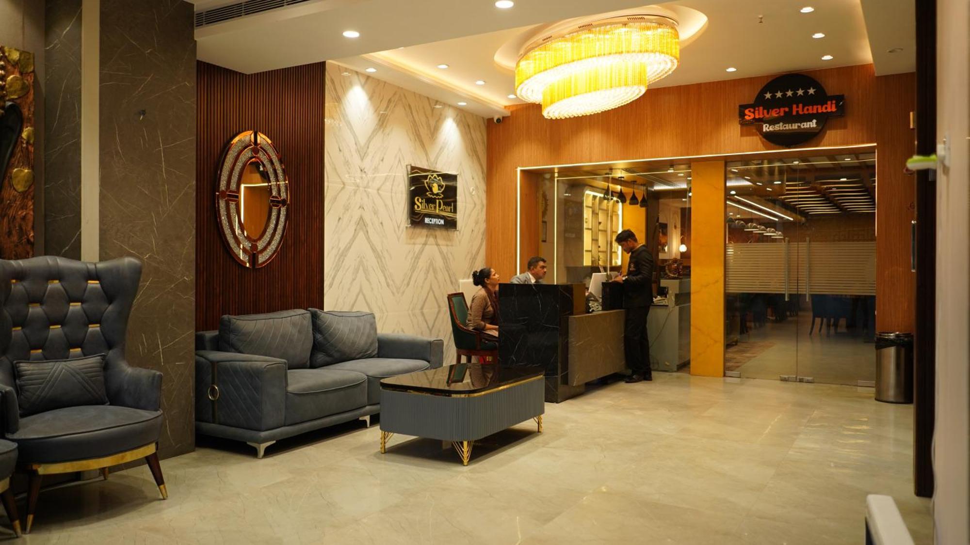 Hotel Silver Pearl Alīgarh Esterno foto