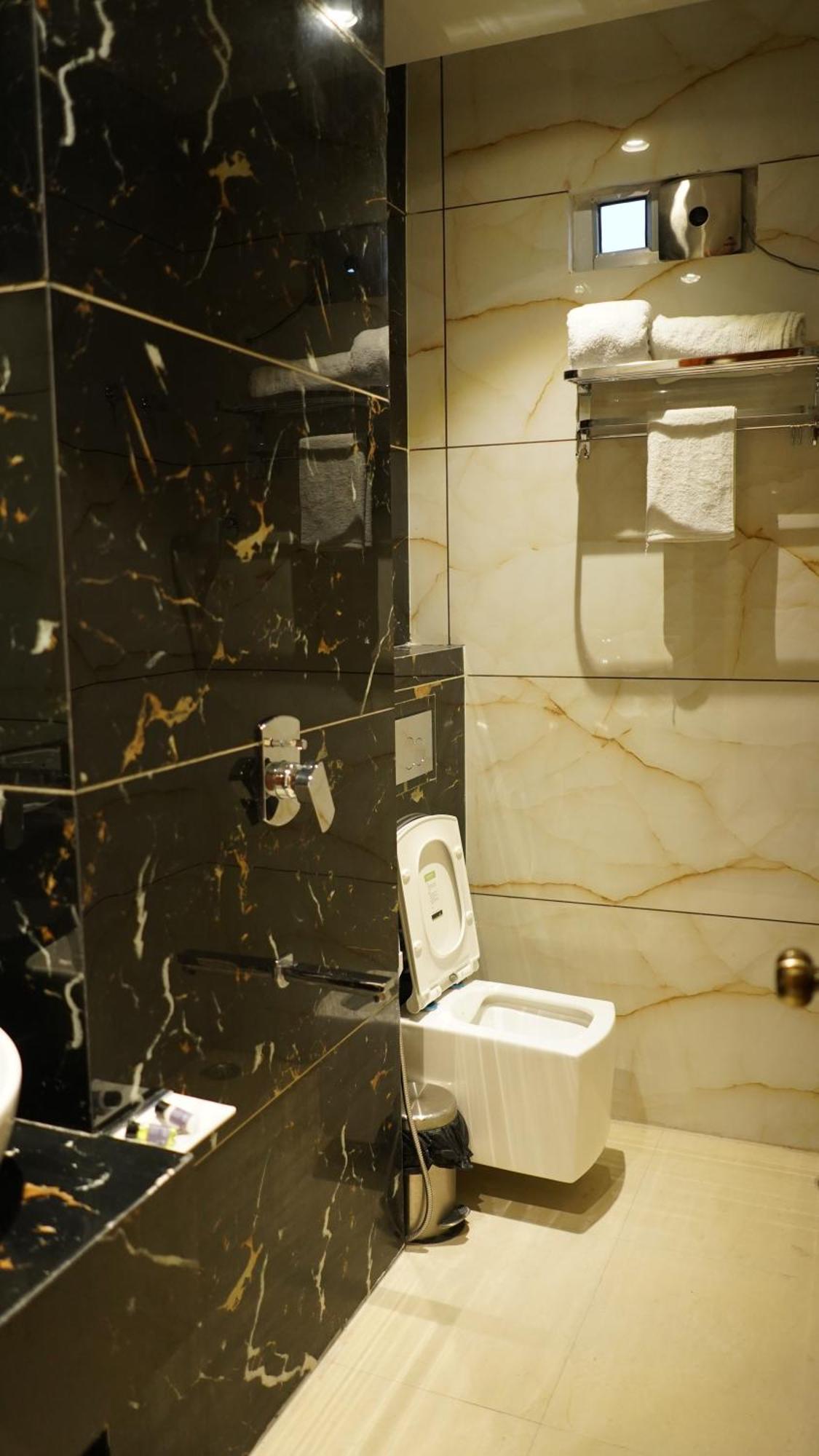 Hotel Silver Pearl Alīgarh Esterno foto