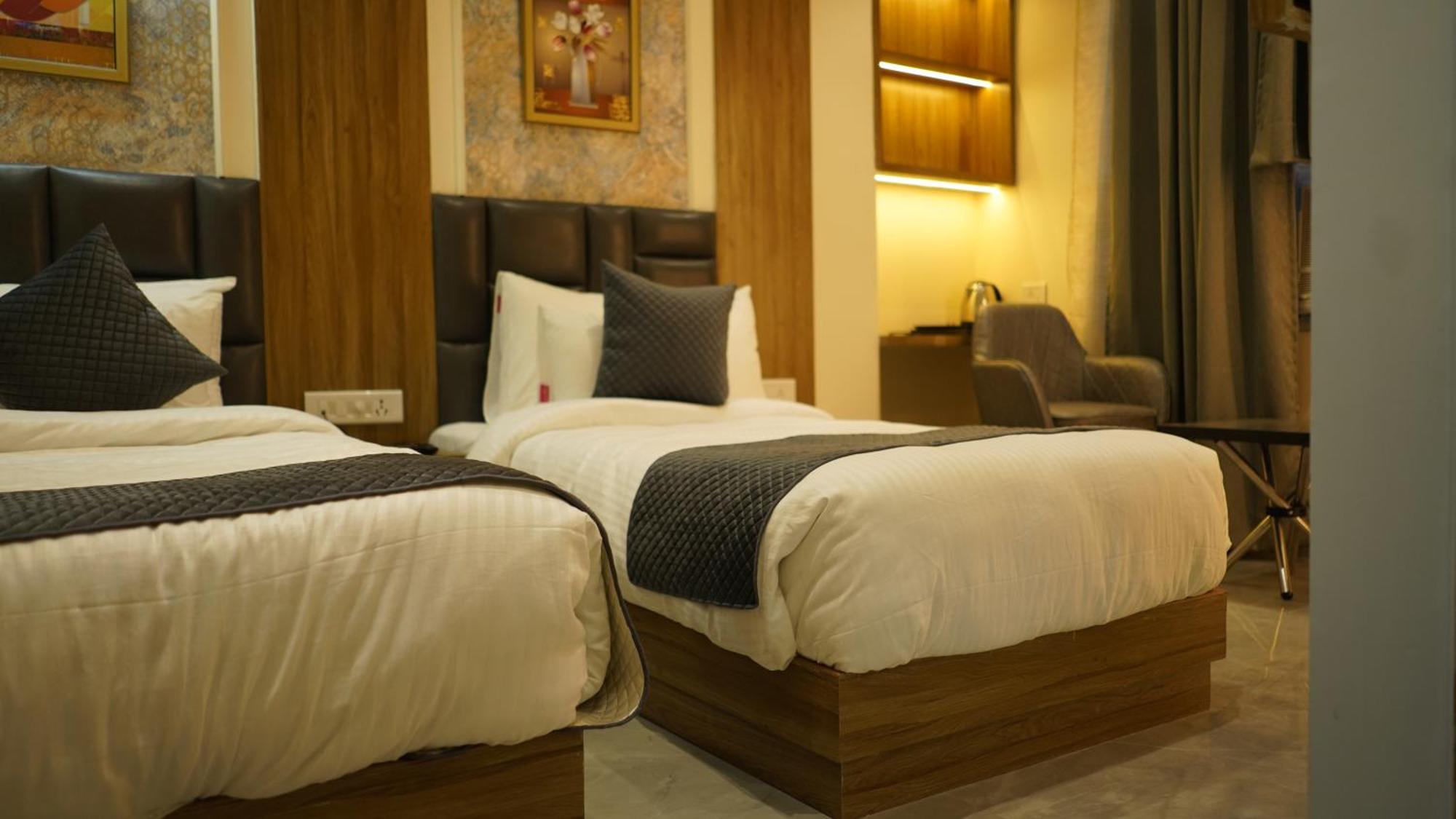 Hotel Silver Pearl Alīgarh Esterno foto